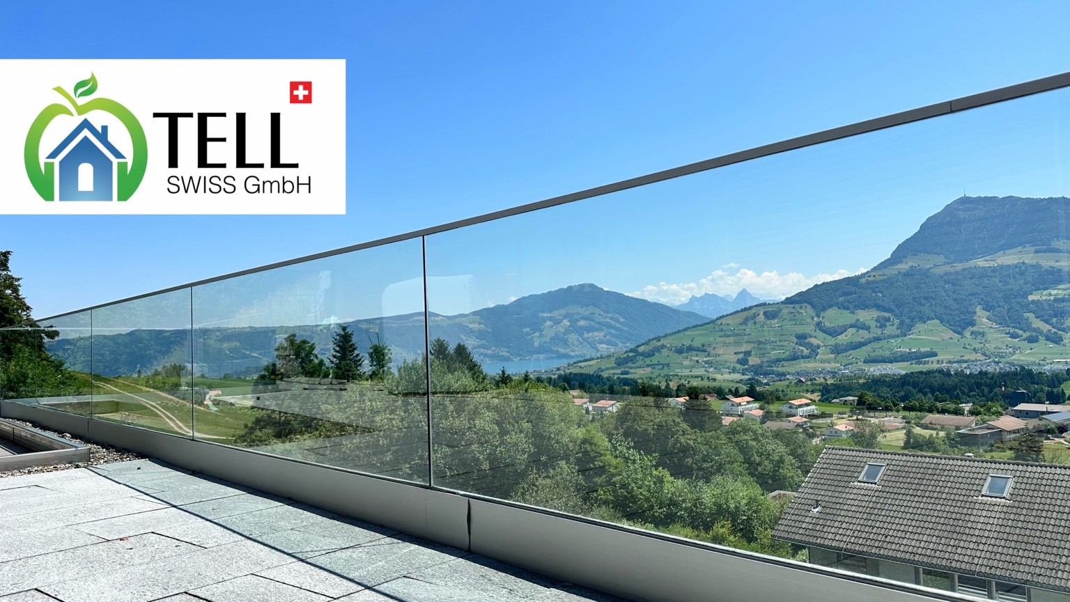 Gereinigtes Glasgeländer auf einer Terrasse mit Bergpanorama und Tell Swiss Logo