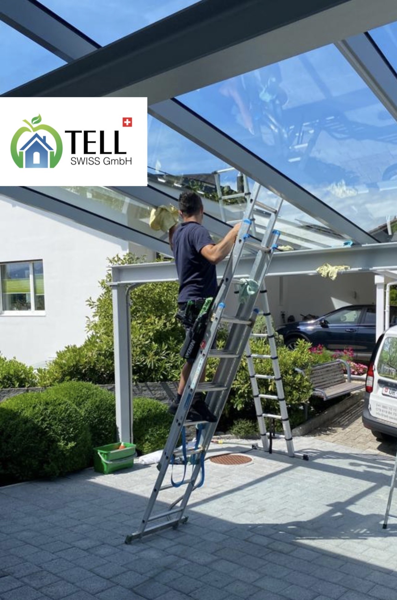 Tell Swiss bei der Reinigung eines Glasdachs