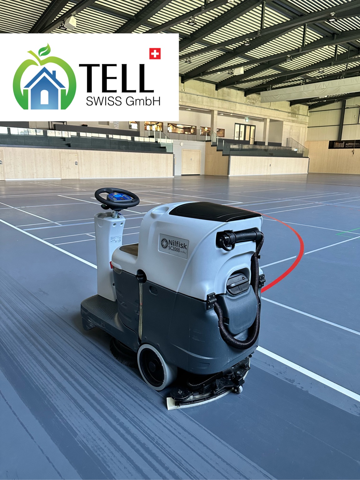 Tell Swiss Scheuersaugmaschine bei der maschinellen Bodenreinigung einer Sporthalle