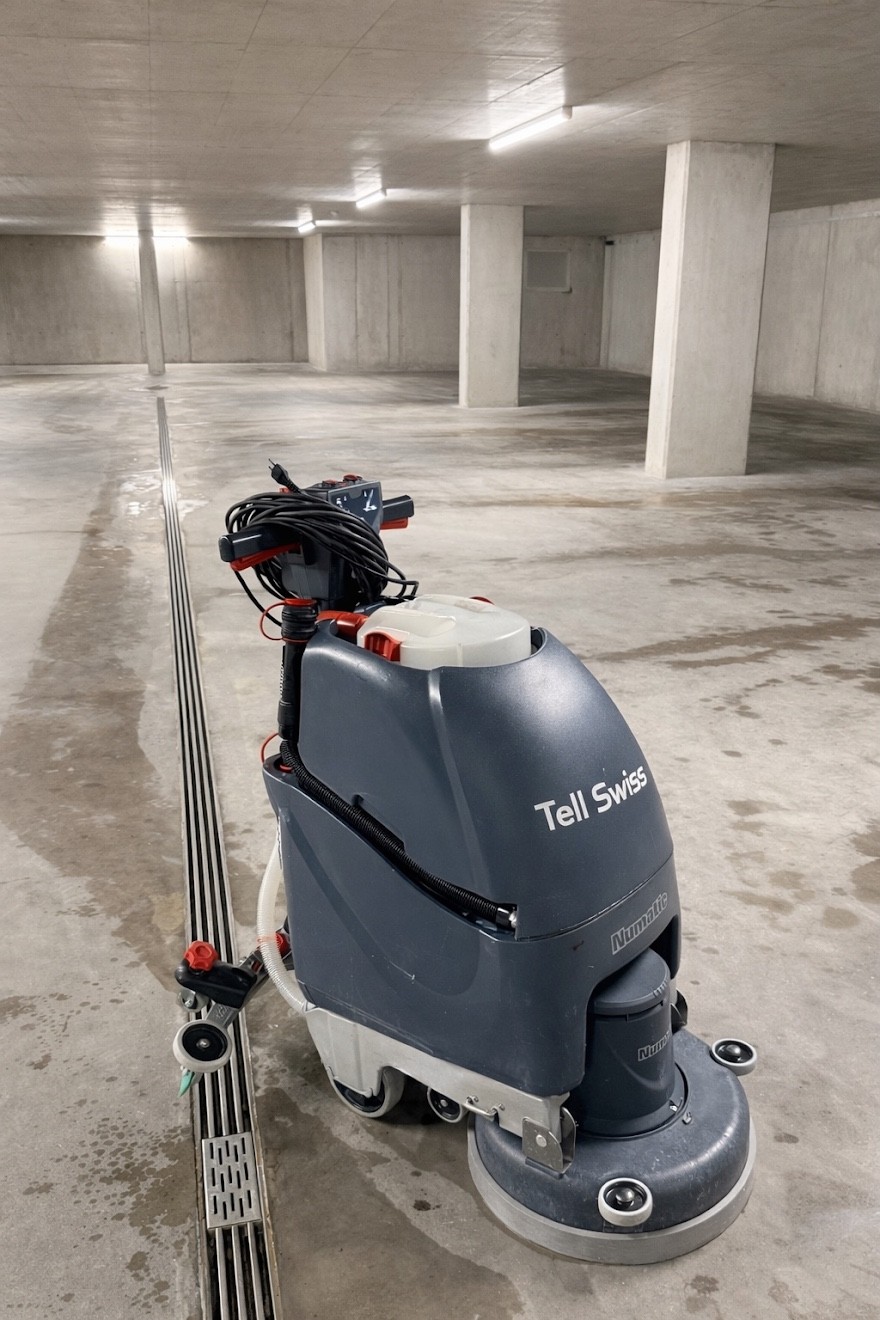 Tell Swiss Scheuersaugmaschine bei der maschinellen Bodenreinigung einer Tiefgarage